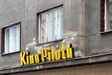 Ranní procházka Vršovickými uličkami - Kino Pilotů navazuje na tradici ze 30. let