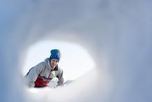 Tom zaclání ve výhledu ze sněhového hradu