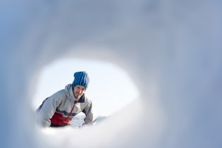Tom zaclání ve výhledu ze sněhového hradu