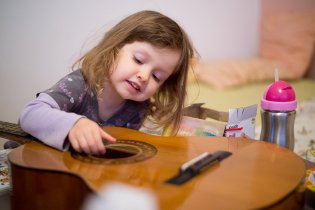 S kytarou už je naštěstí po počátečním ostychu Verunka velká kamarádka...