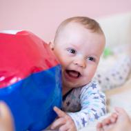 Nikdo nedokáže Radovánka rozesmát tak snadno jako ségra