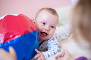 Nikdo nedokáže Radovánka rozesmát tak snadno jako ségra