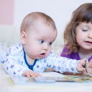 Radovánek by samozřejmě všechna odklápěcí okénka nejraději utrhl a ožužlal