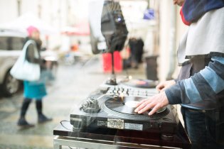 Začátek Restaurant day u Piláta byl poněkud deštivý