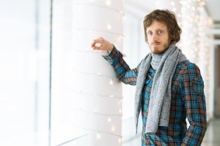 Košile narychlo koupená v sekáči zachránila situaci a produktové foto dopadlo výborně