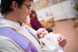 Mami, tati, průšvih - asi jsem se zamilovala do kněze