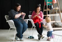 Pletařky poněkud nervózně čekají, s čím jejich supervizor přjde tentokrát