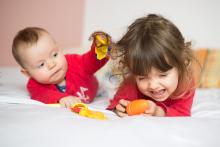 Radovánek svou sestřičku velmi rád víská ve vlasech