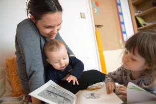 Návštěva nám přivezla knihu o stvoření světa, kterou je navíc možné vybarvovat!