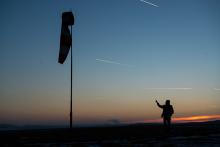 Verunka byla tak fascinována obrázkem vzduchokoše (jinak též větrný rukáv), že jsme se museli jet podívat na letiště