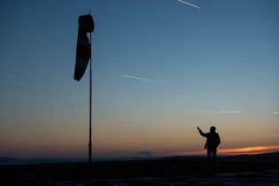 Verunka byla tak fascinována obrázkem vzduchokoše (jinak též větrný rukáv), že jsme se museli jet podívat na letiště