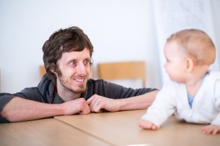 Tak co, chlape, troufneš si na kraj stolu?