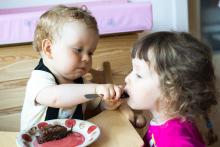 Radovánek je natolik galantní, že svůj RAW narozeninový dortík ani neochutnal a hned jím začal krmit sestřičku