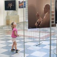 Verunka obdivuje velkoformátové fotografie na výstavě Člověk a víra
