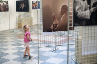 Verunka obdivuje velkoformátové fotografie na výstavě Člověk a víra