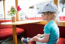 Den dopravní nostalgie - Verunka nostalgicky čeká, jestli jí náhodou nedonesou něco nostalgického k snědku