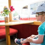 Den dopravní nostalgie - Verunka nostalgicky čeká, jestli jí náhodou nedonesou něco nostalgického k snědku