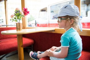 Den dopravní nostalgie - Verunka nostalgicky čeká, jestli jí náhodou nedonesou něco nostalgického k snědku