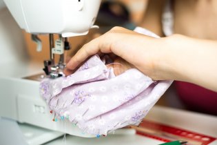 V šicím koutku se pomalu klube klobouček - pozor, bude oboustranný!