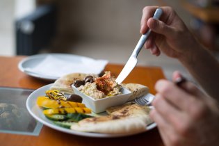 To snad ne, opravdu poblíž není žádné dítě, které by potřebovalo nakrmit?!