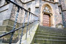 Jedny z mnoha dveří do kostela sv. Ludmily