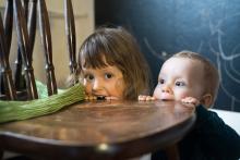 U přemotávání příze do klubíčka se vyblbne celá rodina