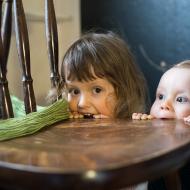 U přemotávání příze do klubíčka se vyblbne celá rodina