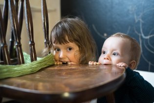 U přemotávání příze do klubíčka se vyblbne celá rodina