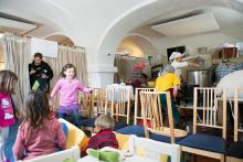 Na akci Zrnosetí ochranný židlový val zajišťuje, aby guláš byl opravdu veganský