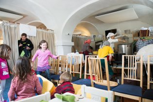 Na akci Zrnosetí ochranný židlový val zajišťuje, aby guláš byl opravdu veganský