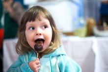 Nestává se často, aby se Verunka ocitla někde, kde si může dát opravdou jakoukoliv sladkost - zde například makrobiotickou čokoládovou kouli