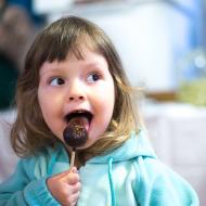 Nestává se často, aby se Verunka ocitla někde, kde si může dát opravdou jakoukoliv sladkost - zde například makrobiotickou čokoládovou kouli