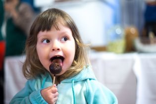 Nestává se často, aby se Verunka ocitla někde, kde si může dát opravdou jakoukoliv sladkost - zde například makrobiotickou čokoládovou kouli