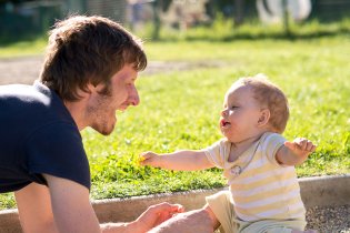 Víkendový dojezd u nás na hřišti - zatímco Verunka běhá tam a zpět pro květy řepky, kluci si užívají večerní slunce