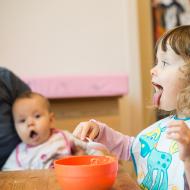 Takhle se vyplivuje kašička, kdybys to Radovánku náhodou nevěděl