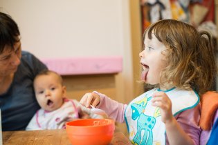 Takhle se vyplivuje kašička, kdybys to Radovánku náhodou nevěděl