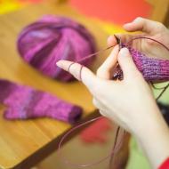 Plést druhou rukavici do páru je prý stejné jako plést druhou ponožku - to už by snad člověk raději šel mýt nádobí :-)