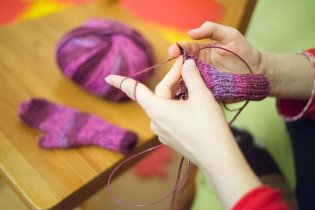 Plést druhou rukavici do páru je prý stejné jako plést druhou ponožku - to už by snad člověk raději šel mýt nádobí :-)