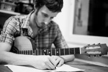 Tom přepisuje akordové značky do svého oblíbeného programovacího jazyka