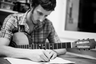 Tom přepisuje akordové značky do svého oblíbeného programovacího jazyka