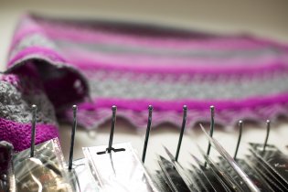 Maminka čerpá vlněnou energii u Vlněných sester, které mají výjimečně otevřeno v sobotu