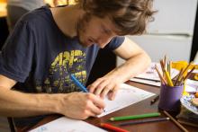 Továrna na poukázky do Permonia, Verunka kreslí loď s permoníky, Tom dopisuje text