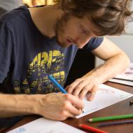 Továrna na poukázky do Permonia, Verunka kreslí loď s permoníky, Tom dopisuje text