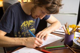 Továrna na poukázky do Permonia, Verunka kreslí loď s permoníky, Tom dopisuje text