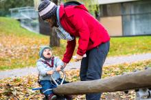 Mami, prosímtě pusť mě, vždyť se držím sám