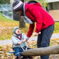 Mami, prosímtě pusť mě, vždyť se držím sám