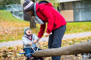 Mami, prosímtě pusť mě, vždyť se držím sám
