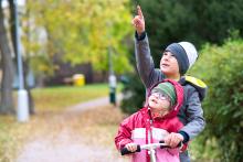 Svezení na kolobrndě se Šimonem si nechala líbit