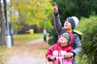 Svezení na kolobrndě se Šimonem si nechala líbit