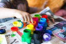 Začíná víkend prstových barev